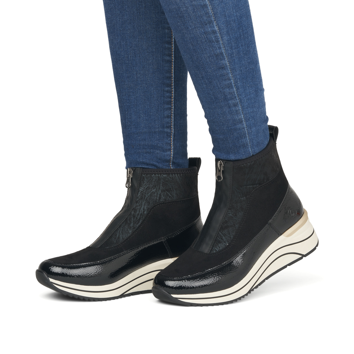 Nachtschwarze remonte Damen Sneaker D0T71-01 mit Reißverschluss sowie einem Keilabsatz. Schuh am Fuß