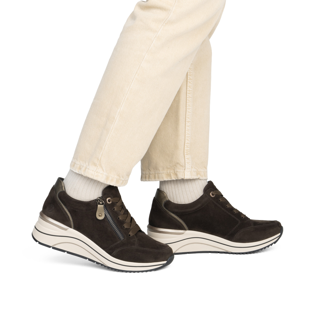 Dunkelbraune remonte Damen Sneaker D0T03-25 mit einem Reißverschluss. Schuh am Fuß.