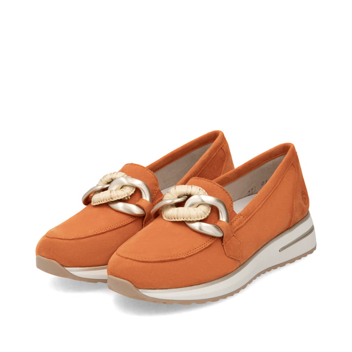 Orangene remonte Damen Loafer D1G11-38 mit einem Gummizug. Schuhpaar seitlich schräg.