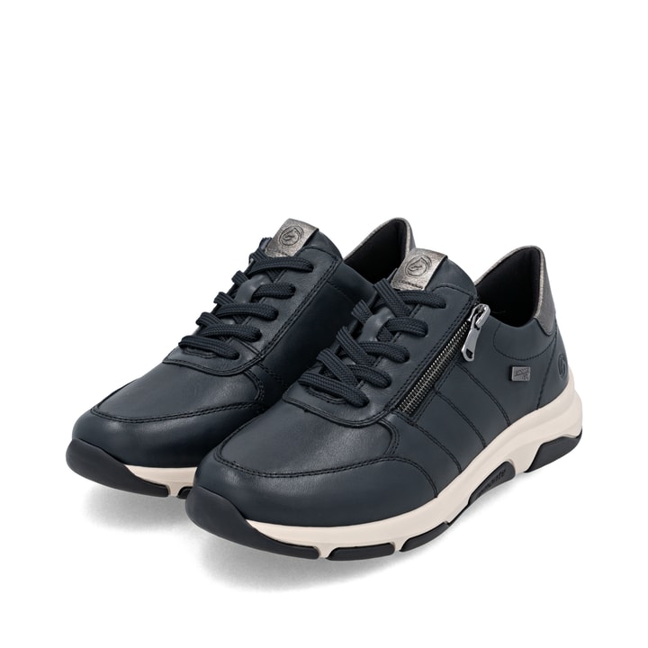 Blaue remonte Damen Sneaker D1S06-14 mit wasserabweisender remonteTEX-Membran. Schuhpaar seitlich schräg.