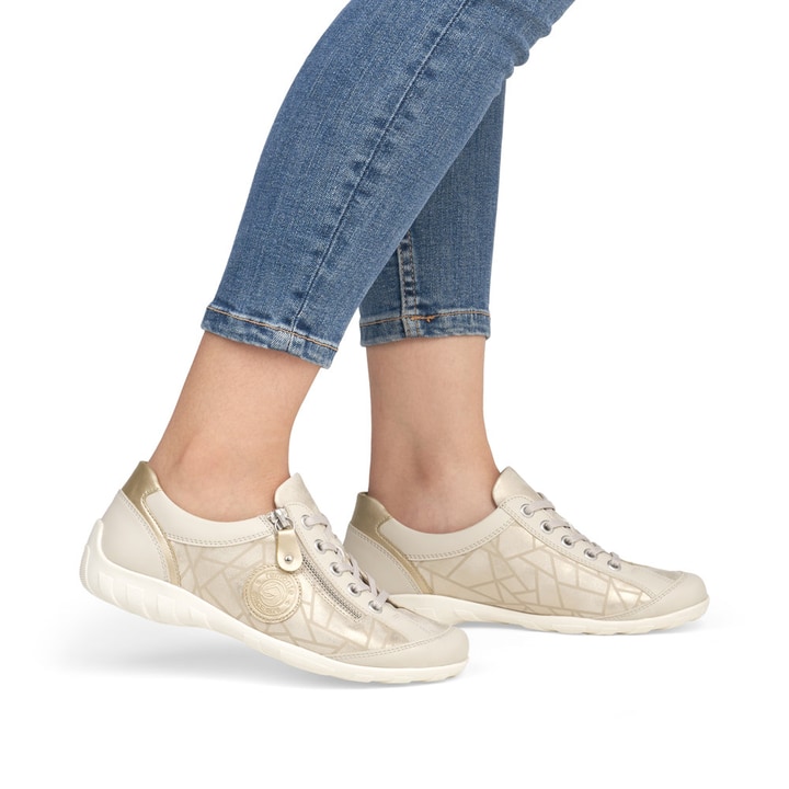Goldene vegane remonte Damen Schnürschuhe R3408-91 mit einem Reißverschluss. Schuh am Fuß.