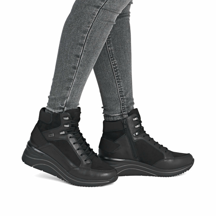 Schwarze remonte Damen Schnürstiefel D0T79-00 mit wasserabweisender TEX-Membran. Schuh am Fuß.