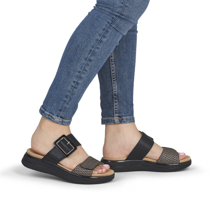 Schwarze remonte Damen Pantoletten D1J61-03 mit trendiger Schnalle. Schuh am Fuß.