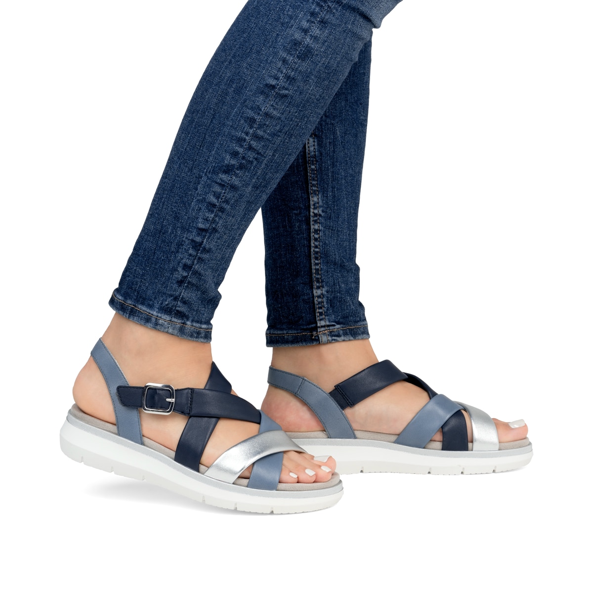 Blaue remonte Riemchensandalen D2K53-14 mit einem Klettverschluss. Schuh am Fuß.