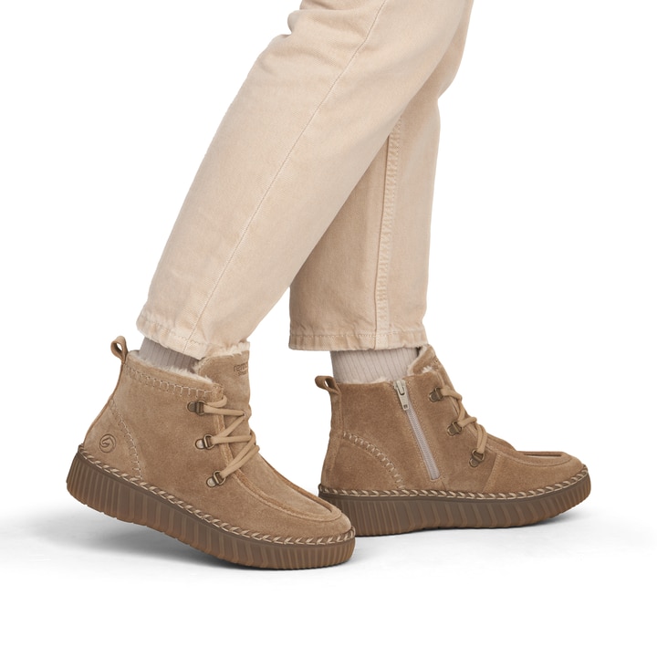 Camelfarbene remonte Damen Schnürstiefel D4A72-20 mit Mokassin-Optik. Schuh am Fuß.