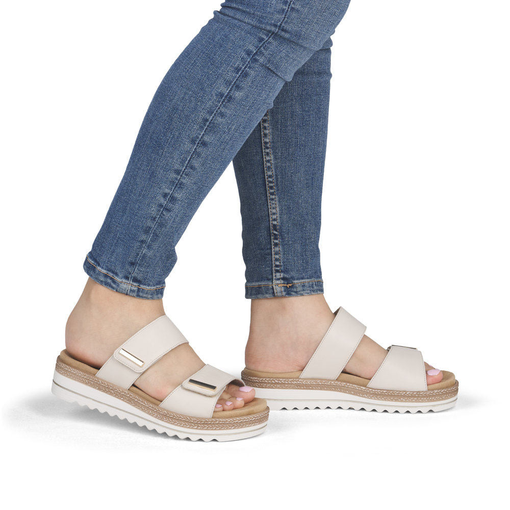 Beige remonte Damen Pantoletten D0Q64-60 mit einem Klettverschluss. Schuh am Fuß.