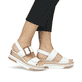 Weiße remonte Keilsandaletten D1P50-80 mit einem Klettverschluss. Schuh am Fuß.