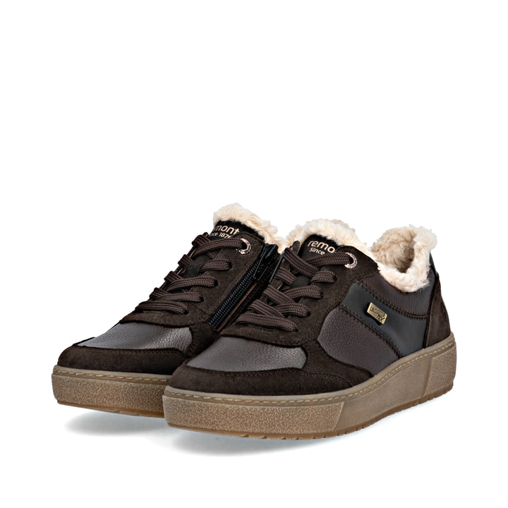 Braune remonte Damen Sneaker D2T02-25 mit wasserabweisender remonteTEX-Membran. Schuhpaar seitlich schräg.