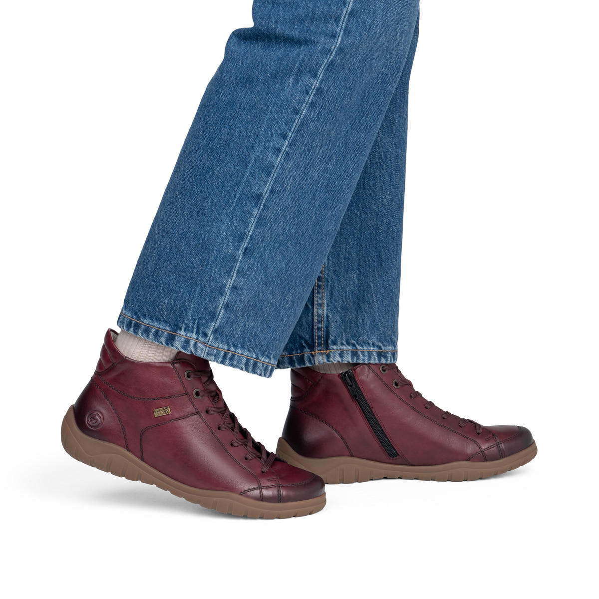 Bottes à lacets remonte rouges femmes D3T70-35 avec membrane remonteTEX. Chaussure au pied.