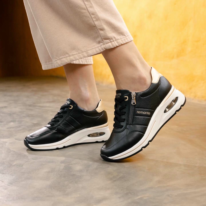 Schwarze remonte Damen Sneaker Low D2H01-03 mit einem Reißverschluss. Schuh am Model.