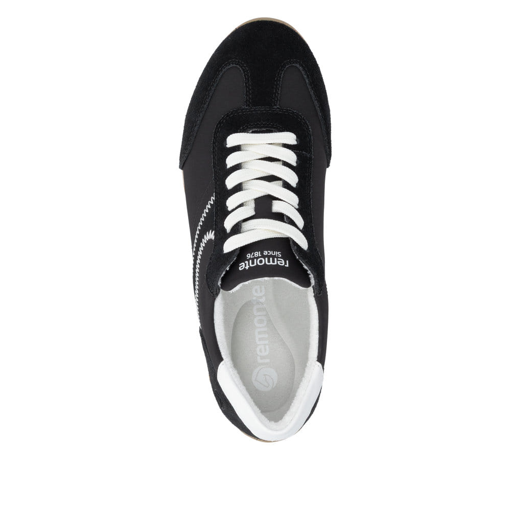 Schwarze remonte Damen Sneaker D3H03-03 mit einer Schnürung sowie Extraweite H. Schuh von oben.