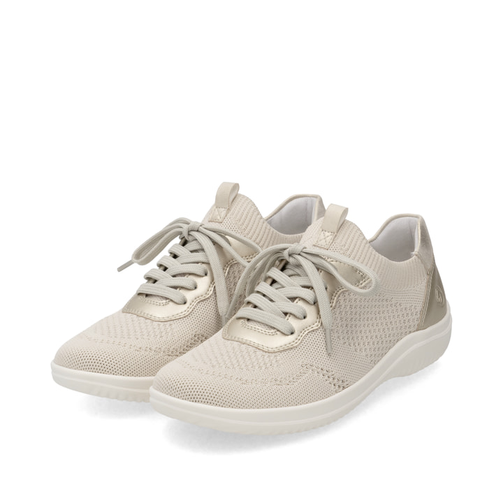 Beige remonte Damen Slipper D1E05-60 mit einem Gummizug sowie der Komfortweite G. Schuhpaar seitlich schräg.