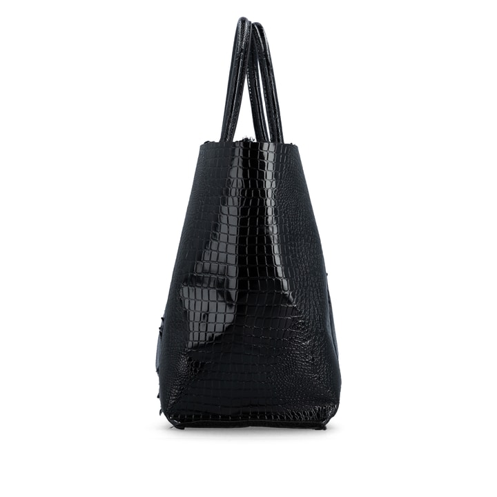 remonte Shopper Q0748-00 in Schwarz mit Wendefunktion, silbernem Logo-Anhänger und geräumigem Hauptfach. Rechtsseitig.