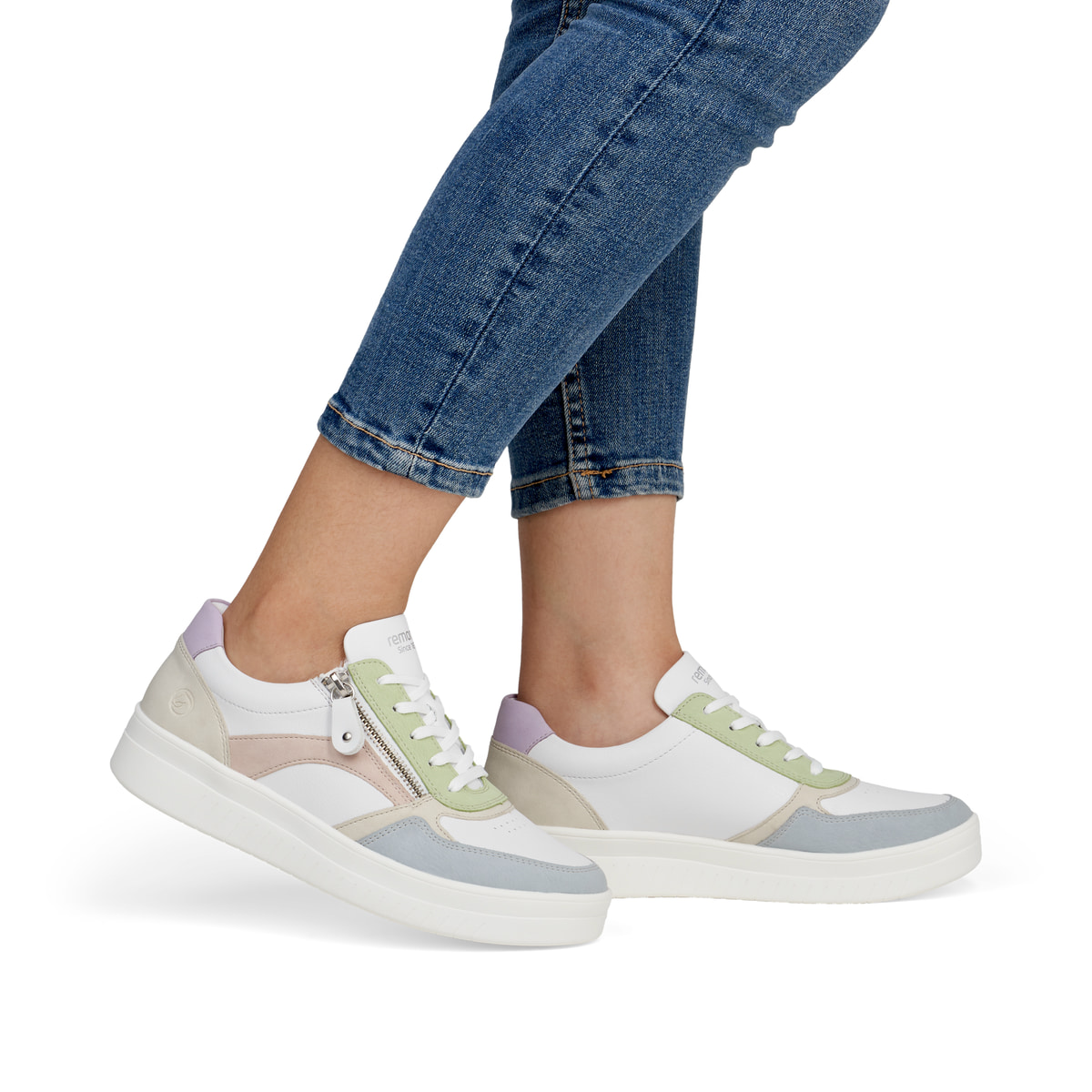 Weiße remonte Damen Sneaker Low D0J01-87 mit einem Reißverschluss. Schuh am Fuß.