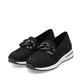 Schwarze remonte Damen Loafer D1G11-02 mit einem Gummizug. Schuhpaar seitlich schräg.