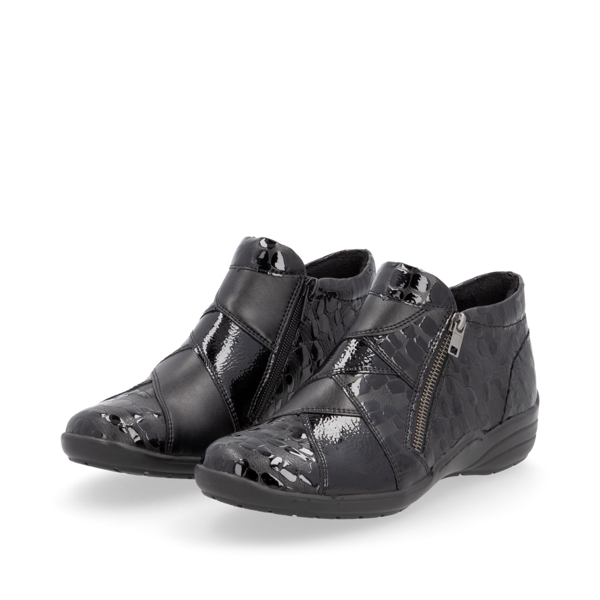 Schwarze remonte Damen Kurzstiefel R7674-04 mit einem Reißverschluss. Schuhpaar seitlich schräg.