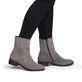 Graue remonte Damen Stiefeletten D3U73-42 mit einem Reißverschluss. Schuh am Fuß.