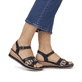 Schwarze remonte Keilsandaletten D6461-02 mit einem Klettverschluss. Schuh am Fuß.