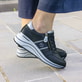 Blaue remonte Damen Sneaker Low D0T04-14 mit Reißverschluss sowie Extraweite H. Schuh am Model.