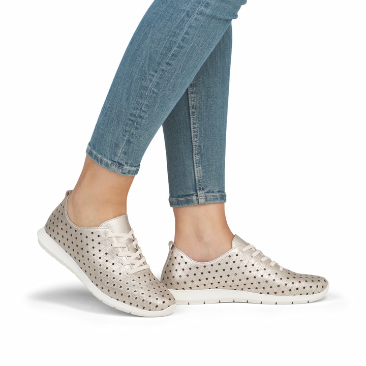 Goldene remonte Damen Schnürschuhe R7101-91 mit der Komfortweite G. Schuh am Fuß.