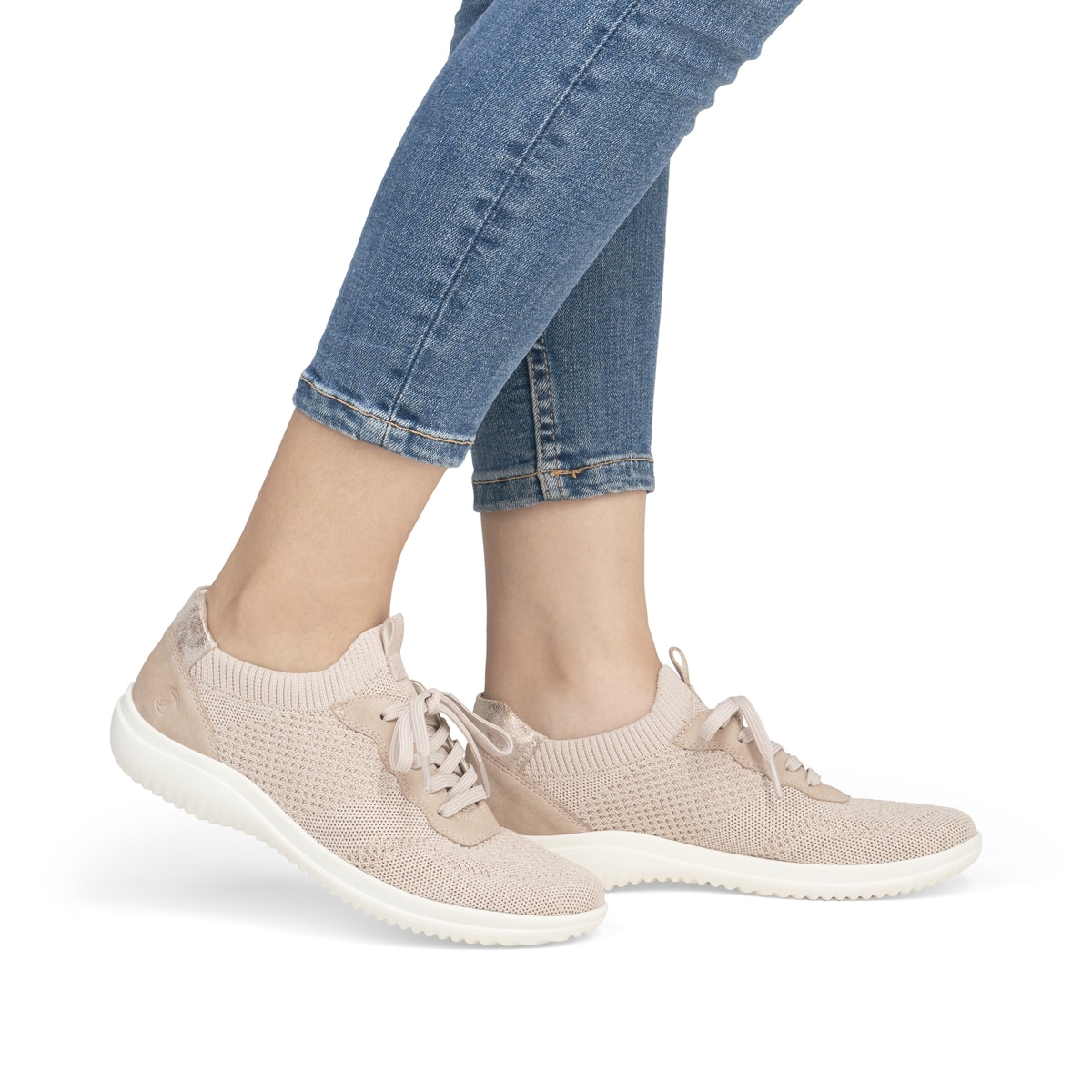 Rosane remonte Damen Slipper D1E05-31 mit einem Gummizug sowie Komfortweite G. Schuh am Fuß.