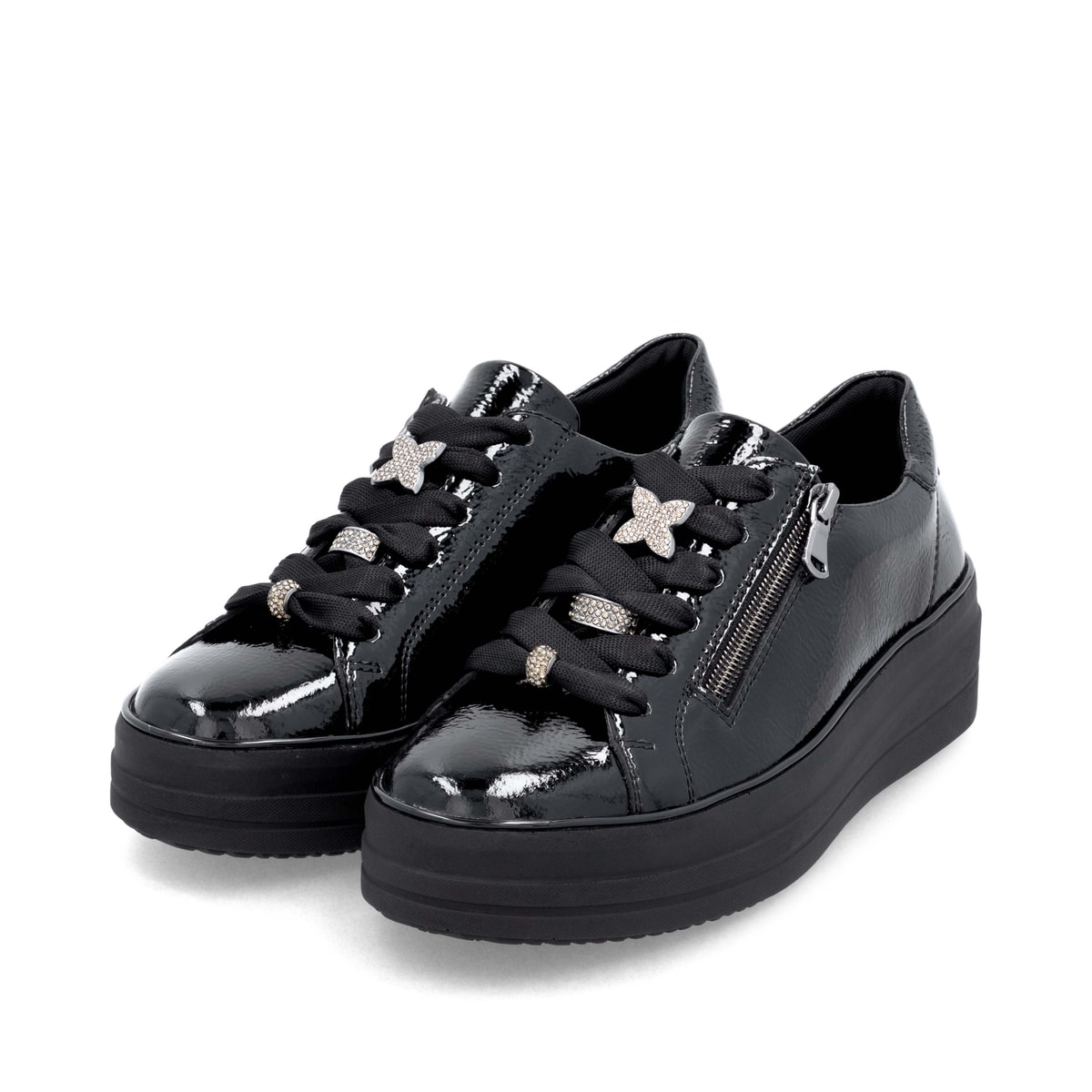 Schwarze remonte Damen Sneaker D1C09-00 mit dekorativem Schmuckdetail. Schuhpaar seitlich schräg.