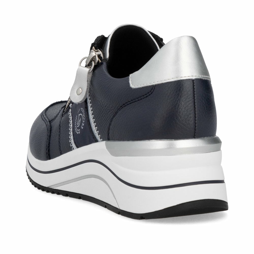 Blaue remonte Damen Sneaker Low D0T04-14 mit Reißverschluss sowie Extraweite H. Schuh von hinten.