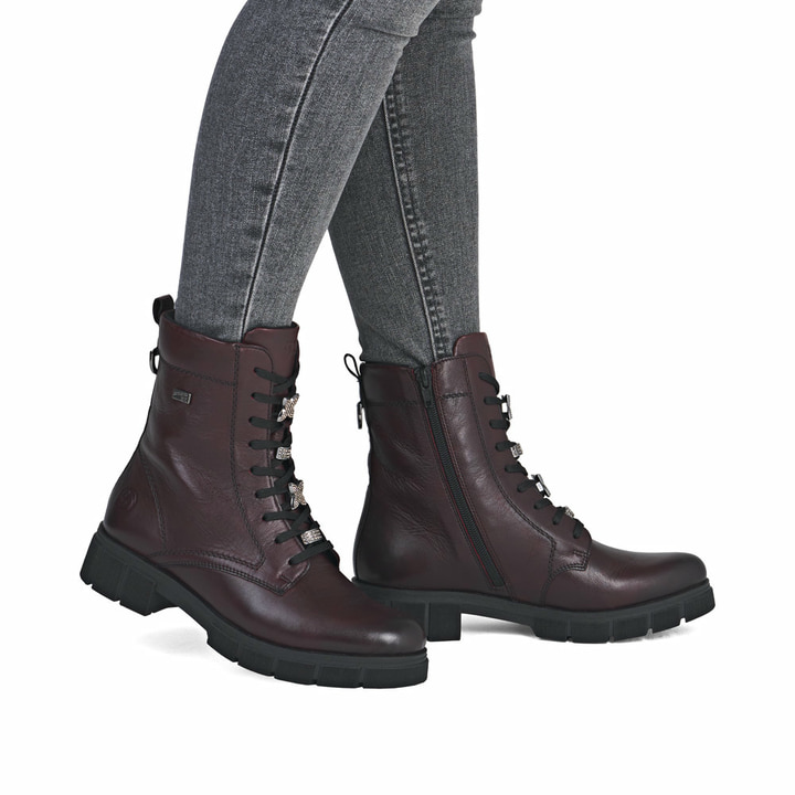 Rote remonte Damen Schnürstiefel D2S73-35 mit wasserabweisender TEX-Membran. Schuh am Fuß.