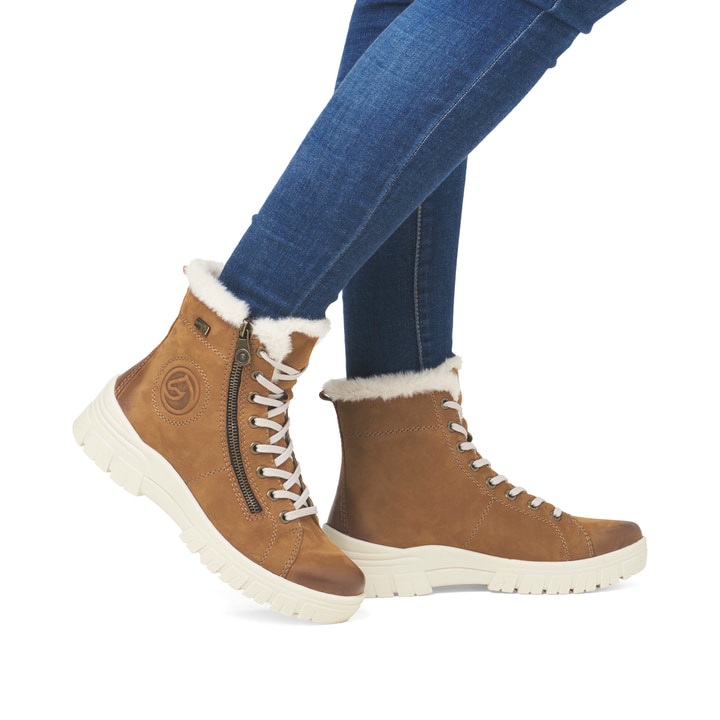 Braune remonte Damen Schnürstiefel D0E77-22 mit wasserabweisender TEX-Membran. Schuh am Fuß.