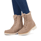 
Vanillebeige remonte Damen Schnürstiefel D1B74-60 mit einer dämpfenden Profilsohle. Schuh am Fuß