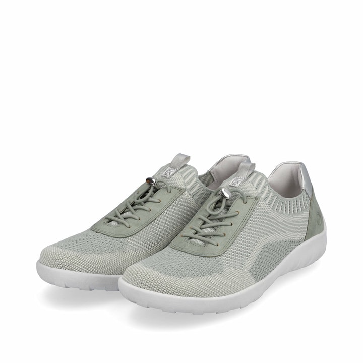 Grüne remonte Damen Slipper R3518-52 mit einem Gummizug sowie der Komfortweite G. Schuhpaar seitlich schräg.