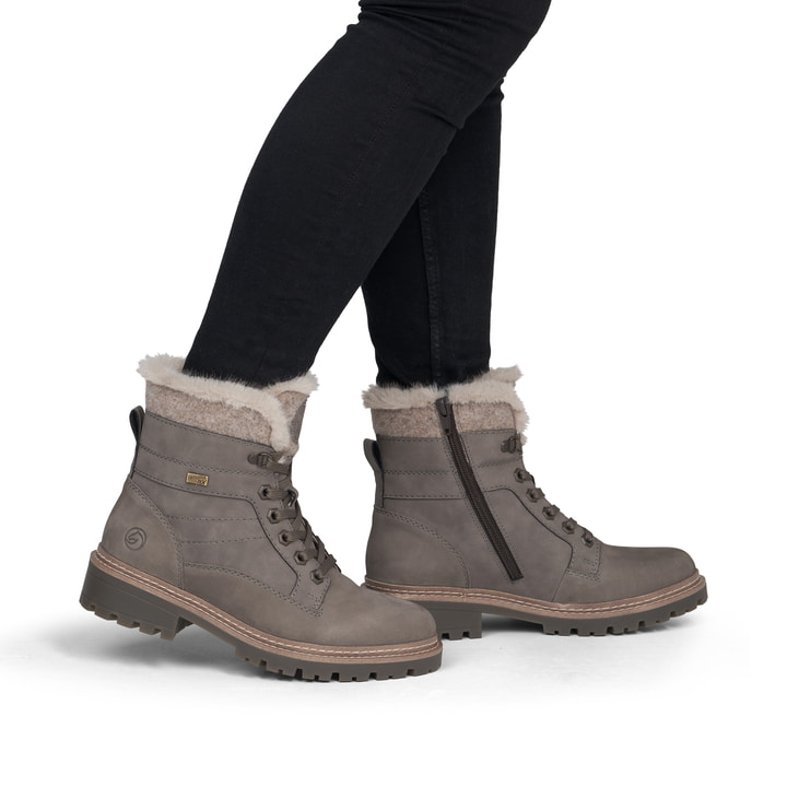 Graue remonte Damen Schnürstiefel D0B81-42 mit wasserabweisender TEX-Membran. Schuh am Fuß.