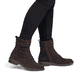 Dunkelbraune remonte Damen Schnürstiefel D2W80-25 mit einem Reißverschluss. Schuh am Fuß.