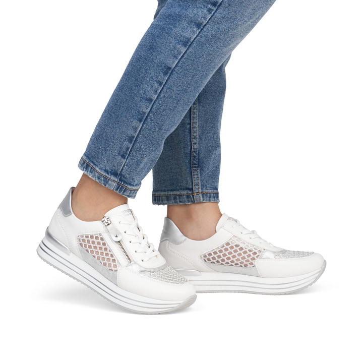 Weiße vegane remonte Damen Sneaker Low D1329-80 mit einem Reißverschluss. Schuh am Fuß.