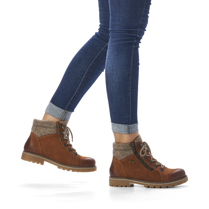 Braune remonte Damen Schnürstiefel D7478-22 mit einer dämpfenden Profilsohle. Schuh am Fuß