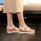 Weiße remonte Keilsandaletten D2P50-80 mit einem Klettverschluss. Schuh am Model.