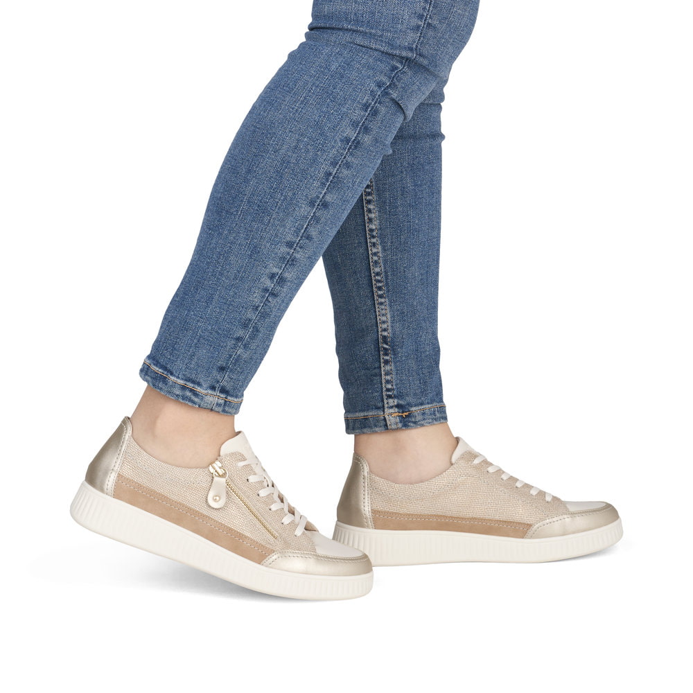 Beige vegane remonte Damen Sneaker D2E06-60 mit einem Reißverschluss. Schuh am Fuß.