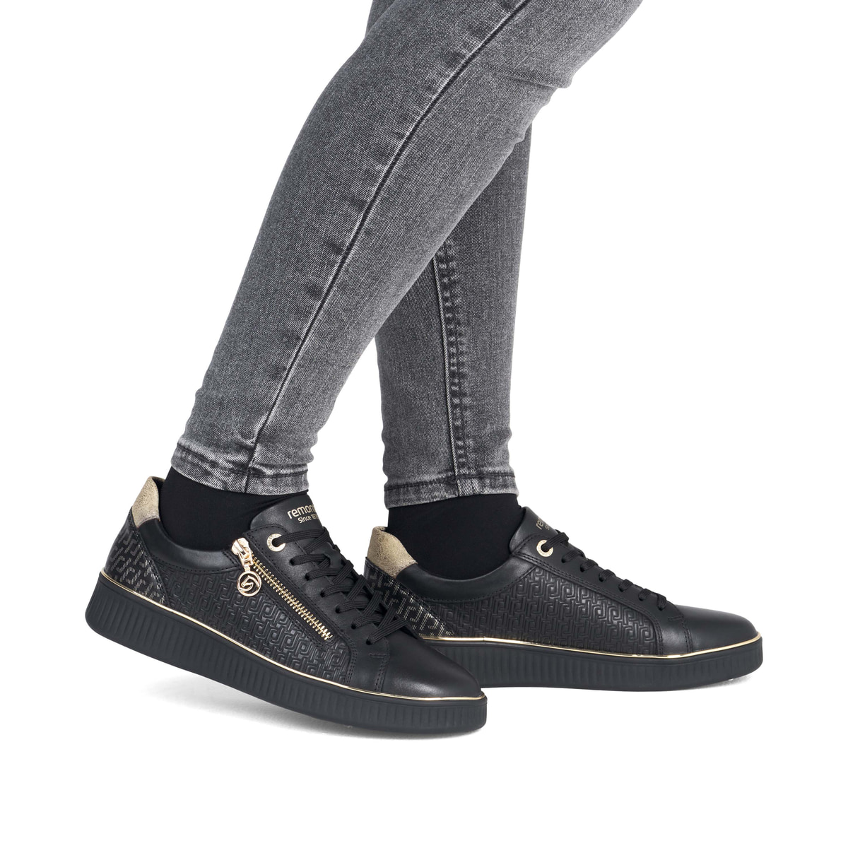Baskets basses remonte noires pour femme D2E00-03 avec fermeture éclair. Chaussure au pied.