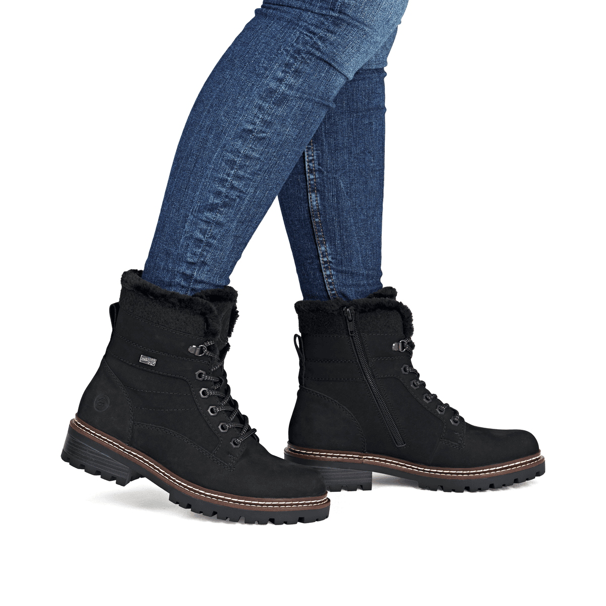 Schwarze remonte Damen Schnürstiefel D0B81-00 mit wasserabweisender TEX-Membran. Schuh am Fuß.