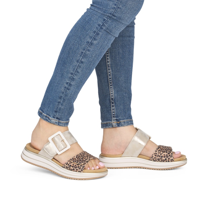 Goldene vegane remonte Damen Pantoletten D1J61-91 mit angesagtem Animal-Print. Schuh am Fuß.