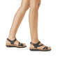 Schwarze remonte Riemchensandalen R6850-01 mit einem Klettverschluss. Schuh am Fuß.