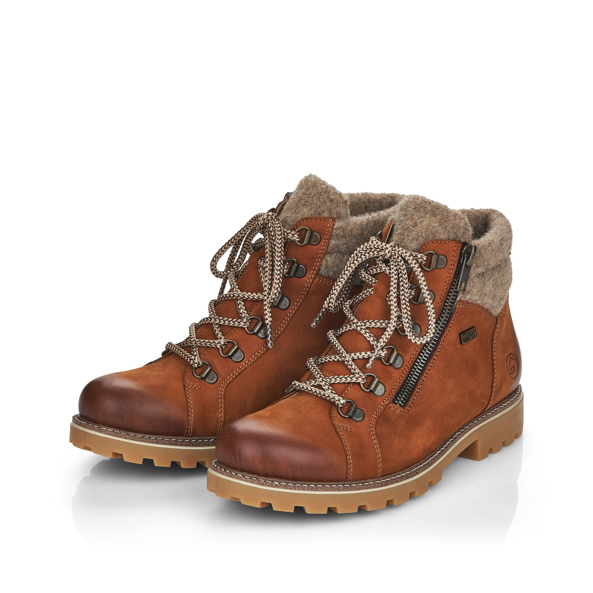 Braune remonte Damen Schnürstiefel D7478-22 mit einer dämpfenden Profilsohle. Schuhpaar schräg.