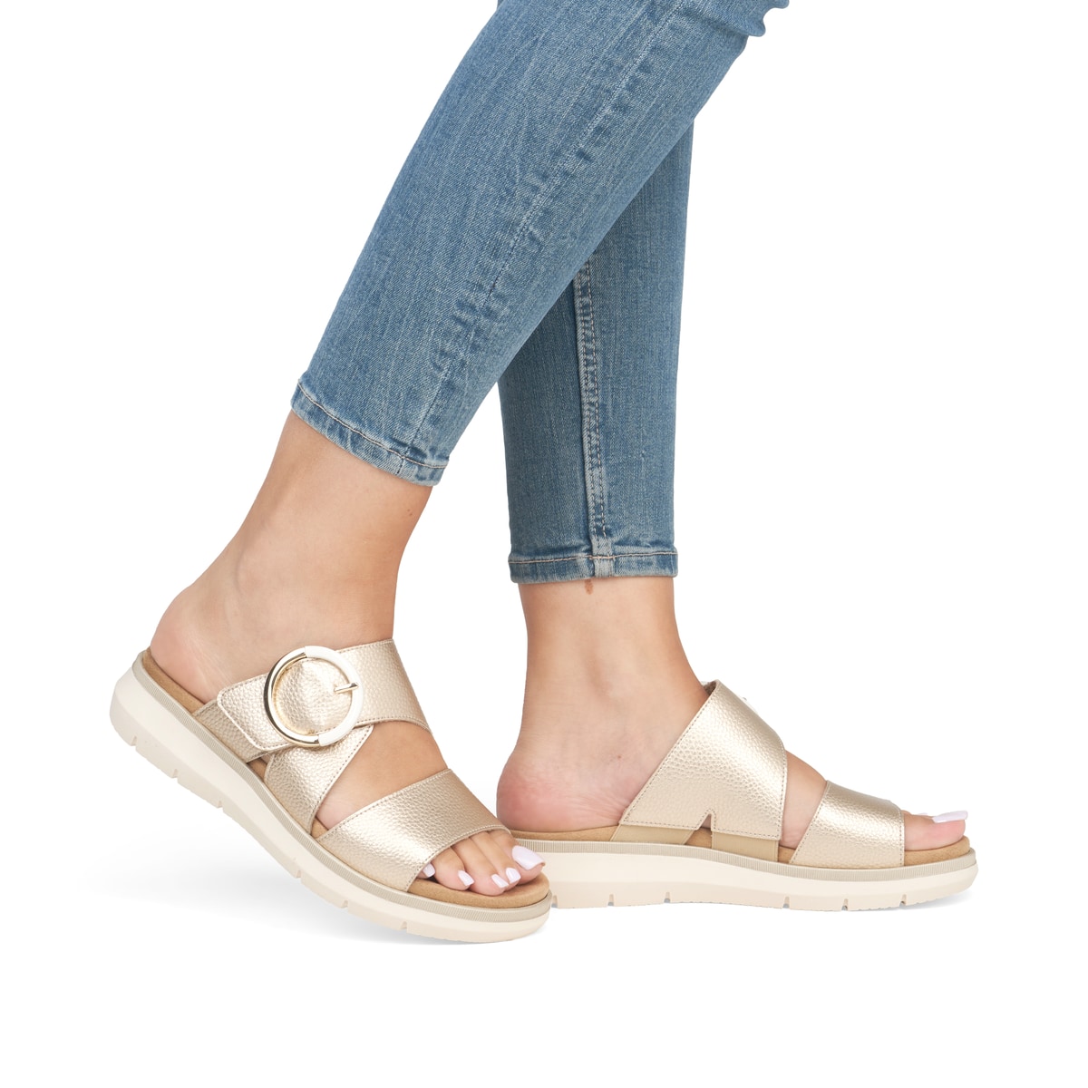 Goldene remonte Damen Pantoletten D2K51-90 mit einem Klettverschluss. Schuh am Fuß.