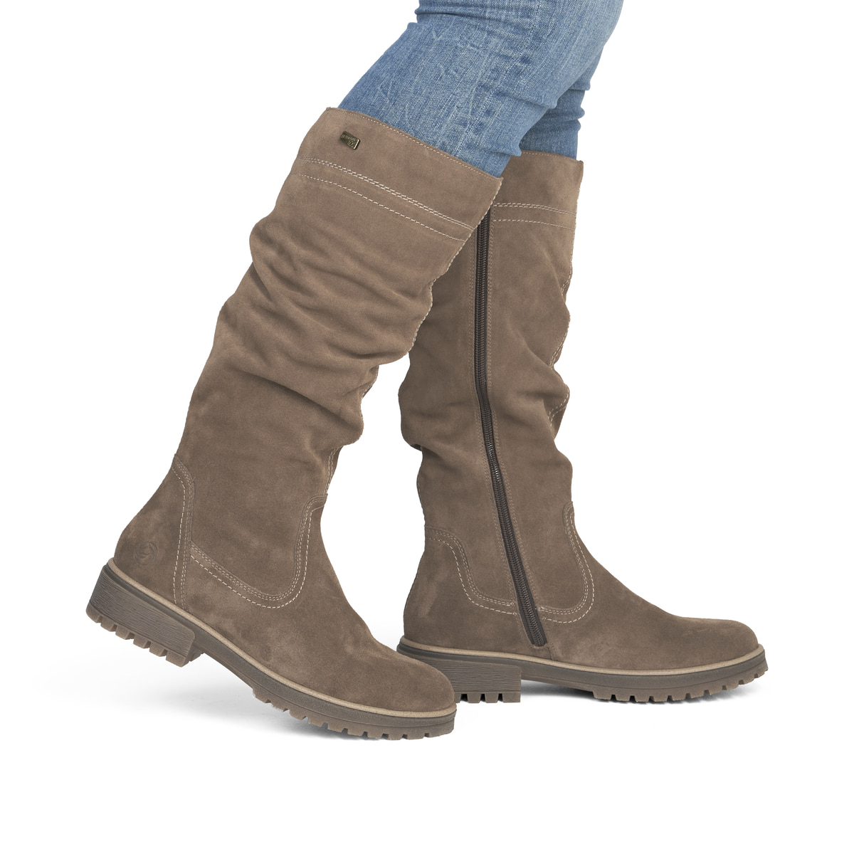 Braune remonte Hochschaftstiefel D3W71-25 mit wasserabweisender TEX-Membran. Schuh am Fuß.
