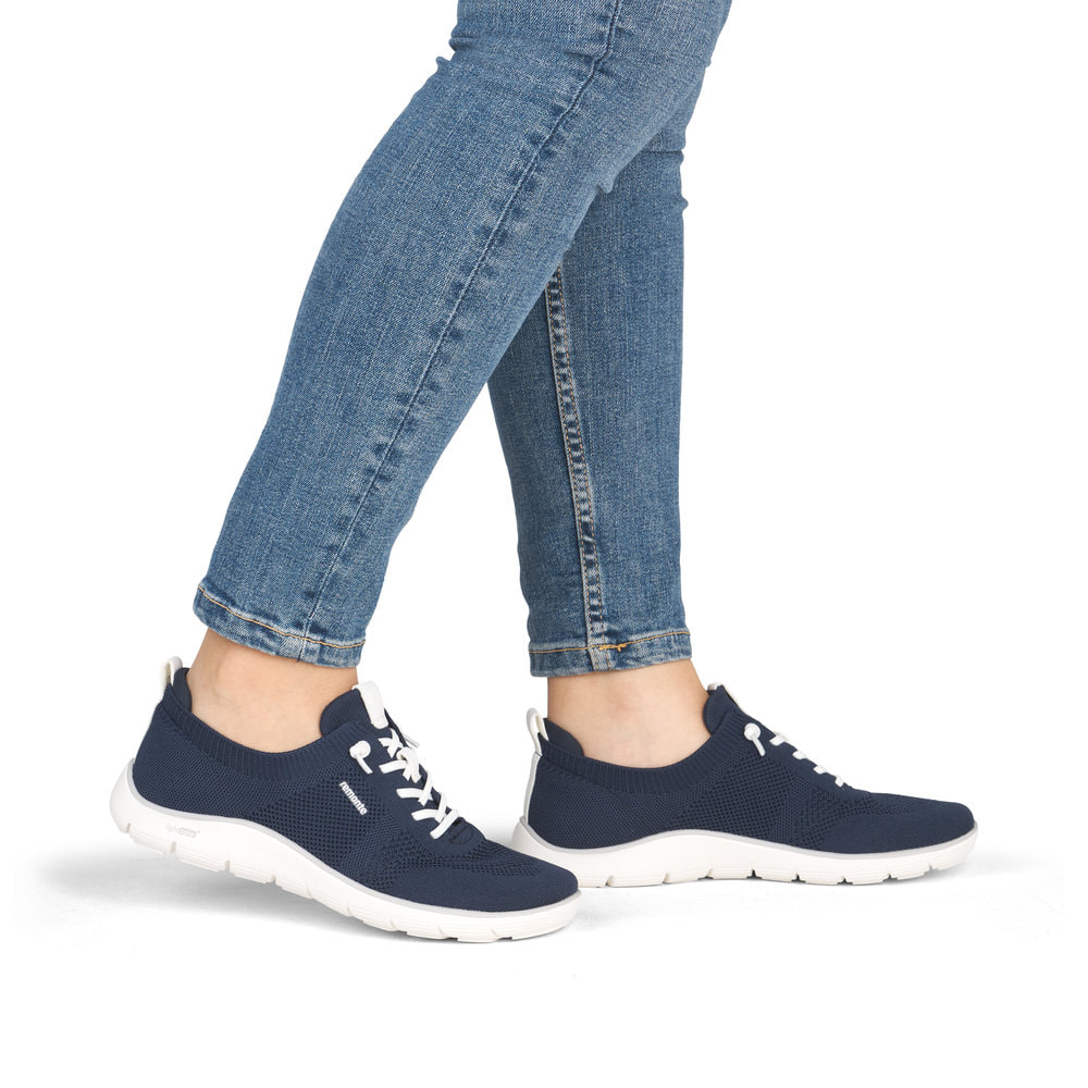 Mocassins remonte bleus pour femme D3G02-14 avec bande élastique. Chaussure au pied.