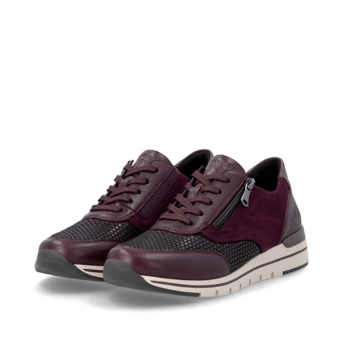 Weinrote remonte Damen Sneaker R6714-30 mit Reißverschluss sowie Komfortweite G. Schuhpaar seitlich schräg.