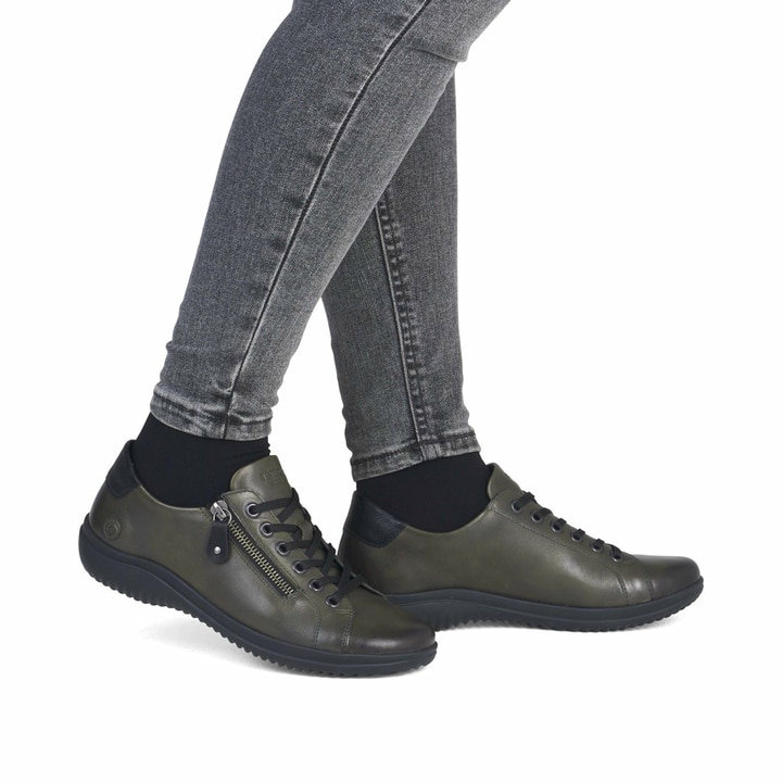 Grünschwarze remonte Damen Schnürschuhe D1E03-53 mit einem Reißverschluss. Schuh am Fuß.