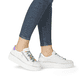 Weiße remonte Damen Sneaker Low D1C06-80 mit Reißverschluss sowie Komfortweite G. Schuh am Fuß.