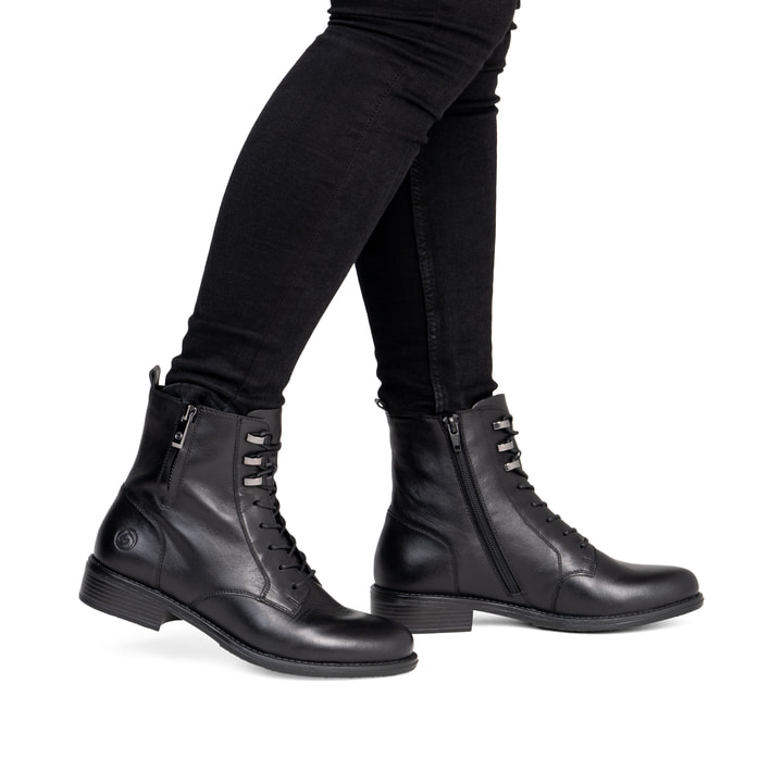 Schwarze remonte Damen Stiefeletten D0F82-00 mit einem Reißverschluss. Schuh am Fuß.