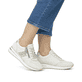 Cremeweiße remonte Damen Sneaker D1G00-81 mit einem Reißverschluss. Schuh am Fuß.